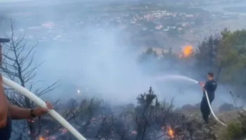 Vatrat e zjarrit vijojnë të jenë aktive në Qarkun e Shkodrës, situatë problematike në Vau i Dejës