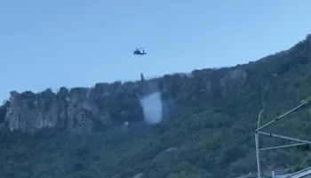 Vazhdon beteja me flakët në Krujë/ Dy helikopterë të ushtrisë ndërhyjnë nga ajri