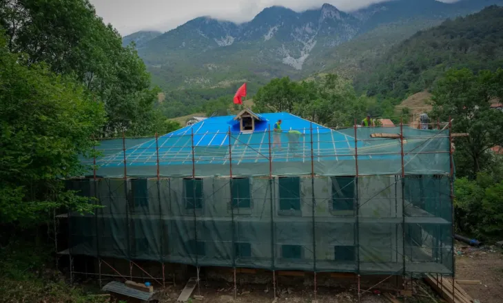 Vazhdon restaurimi i shkollës së vjetër të Mushnikovës, objekt me vlera historike