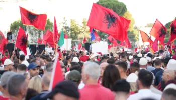 Vazhdon rezistenca qytetare/ Protesta kundër qeverisë sot në ditën e 93-të radhazi