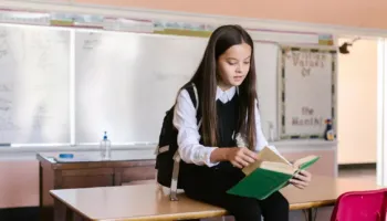 Vendet evropiane po rikthejnë librat e printuar dhe shënimet me dorë në klasa