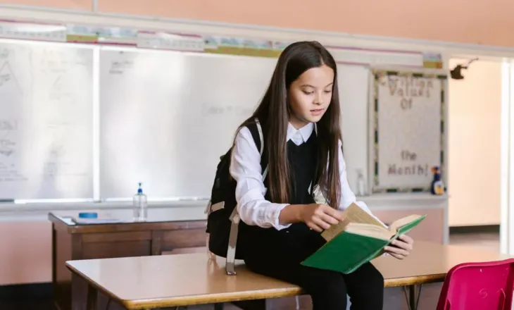 Vendet evropiane po rikthejnë librat e printuar dhe shënimet me dorë në klasa