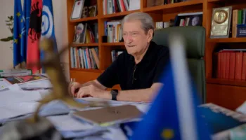 “Vendi digjet, narkoqeveria vazhdon vakancat”/ Berisha për protestat: Uragani i lirisë vazhdon i pamposhtur