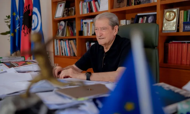 “Vendi digjet, narkoqeveria vazhdon vakancat”/ Berisha për protestat: Uragani i lirisë vazhdon i pamposhtur
