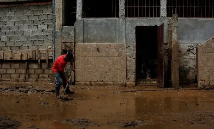 Venezuela përgatitet për dy valë të reja tropikale pas shirave të rrëmbyeshëm
