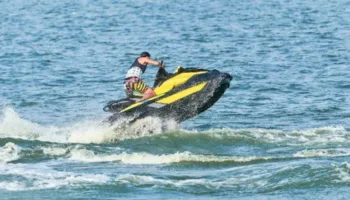Vera e “adrenalinës”, policia 278 gjoba për shkelje në det! Drejtuesit e ‘jet ski’-ve afër pushuesve ndëshkohen me…
