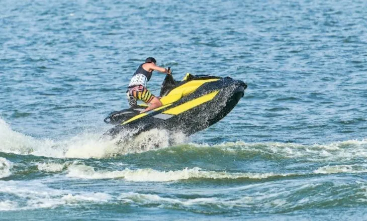 Vera e “adrenalinës”, policia 278 gjoba për shkelje në det! Drejtuesit e ‘jet ski’-ve afër pushuesve ndëshkohen me…