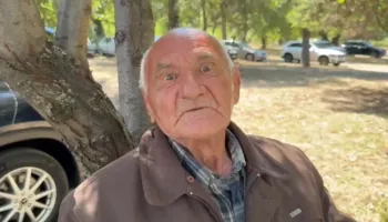 VIDEO/ 5 orë në pritje jashtë rezidencës në Pogradec, i moshuari: Dua ta përqafoj njëherë Ramën!