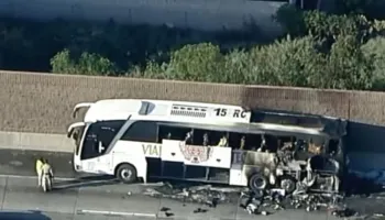 VIDEO/ Autobusi turistik përfshihet nga flakët në Kaliforni, të paktën një i vdekur! Mister shkaku, shikoni pamjet tronditëse