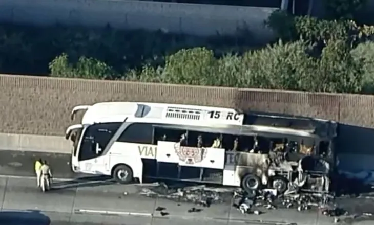 VIDEO/ Autobusi turistik përfshihet nga flakët në Kaliforni, të paktën një i vdekur! Mister shkaku, shikoni pamjet tronditëse