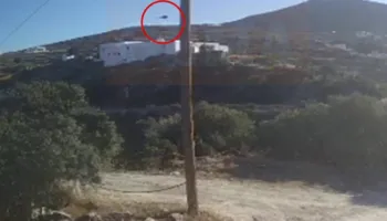 VIDEO/ Bën disa rrotullime, përplaset dhe shpërthen në flakë! Momenti i rënies së helikopterit në Greqi, 3 të vdekur