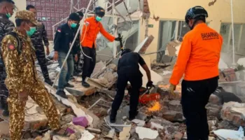 VIDEO/ Bota nuk gjen qetësi, nëj tërmet 7,7 ballë godet edhe Indonezinë! Dhjetëra të vdekur dhe shumë të plagosur! Pamjet e tmerrit!