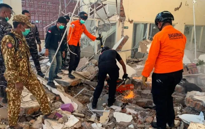 VIDEO/ Bota nuk gjen qetësi, nëj tërmet 7,7 ballë godet edhe Indonezinë! Dhjetëra të vdekur dhe shumë të plagosur! Pamjet e tmerrit!