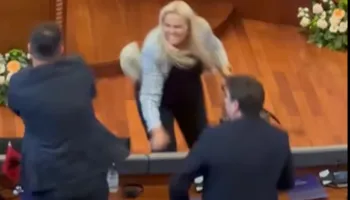 VIDEO / Deputetja e Haradinajt sulmon Albin Kurtin me vezë në Kuvend, dalin pamjet