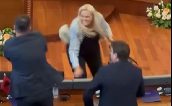 VIDEO / Deputetja e Haradinajt sulmon Albin Kurtin me vezë në Kuvend, dalin pamjet