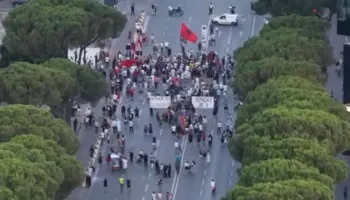 VIDEO / Dita e 65 e protestës, pamjet me dron tregojnë pjesëmarrjen