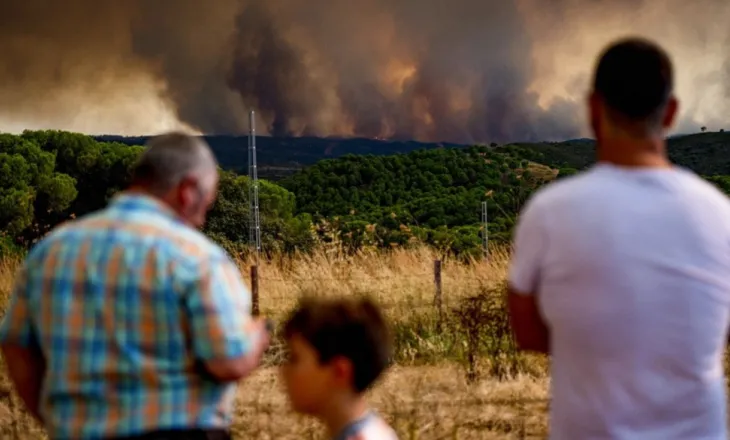 VIDEO/ “Do duhen ditë për ta vënë në kontroll”- Tjetër zjarr apokaliptik në Spanjë, qindra banorë ikin nën panik! 200 mijë ha të rrethuara nga flakët