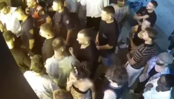 VIDEO E PLOTË/ Nga sherri mes rojeve te sulmi ndaj shefit të krimeve, pamjet zbardhin përplasjen në lokalin e Sarandës