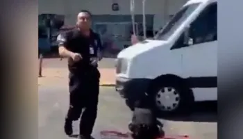 VIDEO/ E rëndë në Turqi, oficeri i policisë në pension ekzekuton me gjakftohtësi partneren e tij në aeroportin e Antalyas! Pamjet tronditëse
