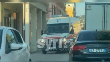 VIDEO-EMRAT/ Sherr mes shitësve të biletave të anijeve turistike, njëri plagoset me thikë