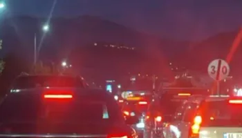 VIDEO/ Fluksi i pushuesve paralizon rrugët e Lezhës, trafik i rënduar dhe radhë kilometrike në akset kryesore