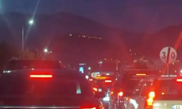 VIDEO/ Fluksi i pushuesve paralizon rrugët e Lezhës, trafik i rënduar dhe radhë kilometrike në akset kryesore
