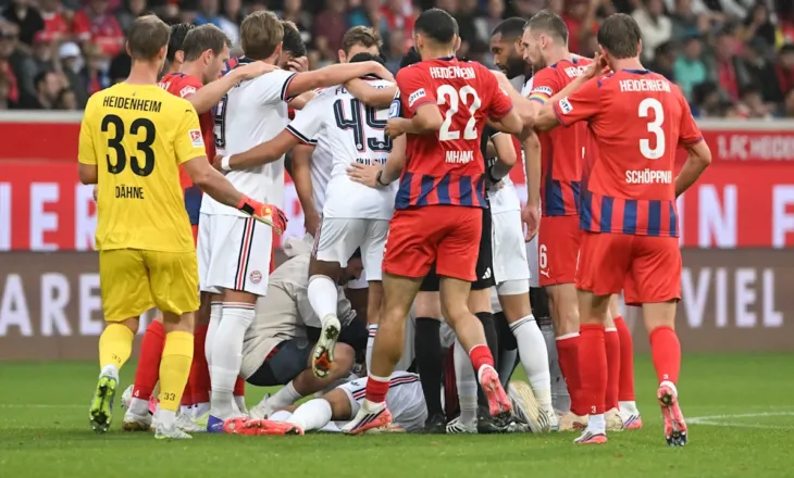 VIDEO/ Frikë për Musialën, mesfushori i Bayern rrëzohet sërish në fushë