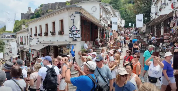 VIDEO / Gjirokastra në sytë e turistëve të huaj: Histori, arkitekturë dhe mikpritje