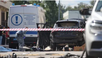 VIDEO/ Hidhet në erë makina e ushtarakut rus, ishte duke udhëtuar me bashkëshorten