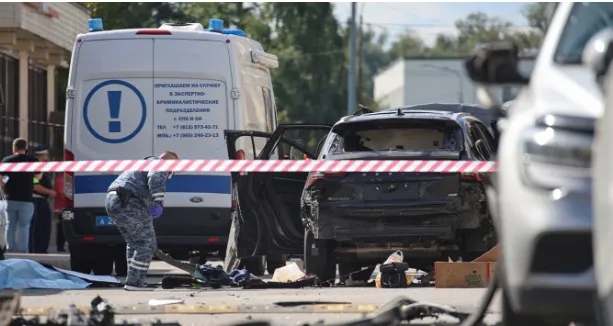 VIDEO/ Hidhet në erë makina e ushtarakut rus, ishte duke udhëtuar me bashkëshorten