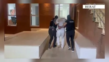 VIDEO/ I veshur i gjithi me të bardha, Policia e Beratit nxjer pamjet e arrestimit të Bledar Çunit