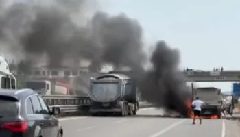 VIDEO/ Kamioni shpërthen në flakë gjatë ecjes pranë Laçit, tymi i zi mbulon zonën dhe rëndon trafikun!