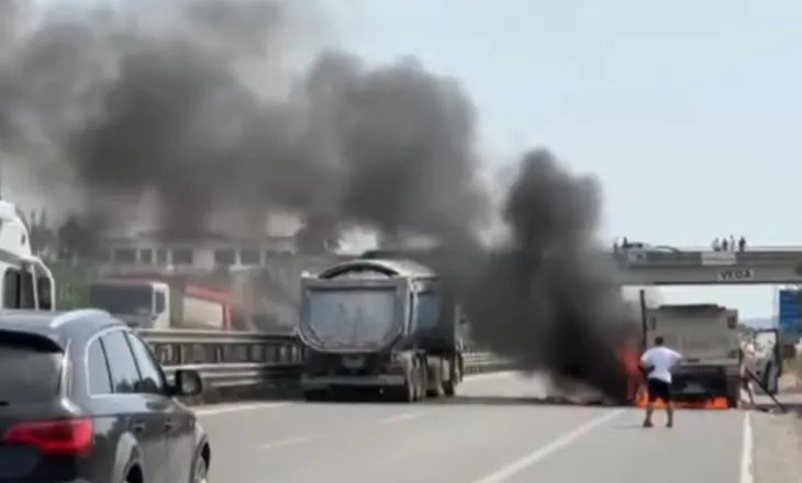 VIDEO/ Kamioni shpërthen në flakë gjatë ecjes pranë Laçit, tymi i zi mbulon zonën dhe rëndon trafikun!