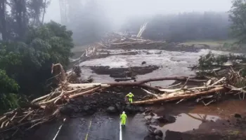 VIDEO/ Katastrofë natyrore në Hawaii, stuhia “Lala” shemb rrugë dhe ura! Bie një metër shi, 120 mijë banorë pa energji, shikoni pamjet