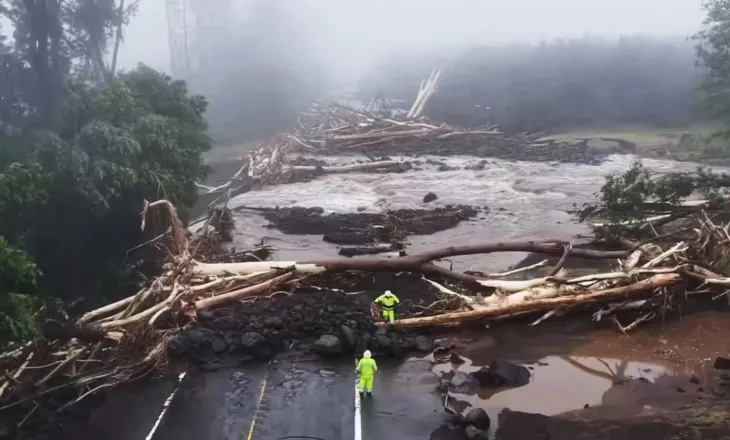 VIDEO/ Katastrofë natyrore në Hawaii, stuhia “Lala” shemb rrugë dhe ura! Bie një metër shi, 120 mijë banorë pa energji, shikoni pamjet