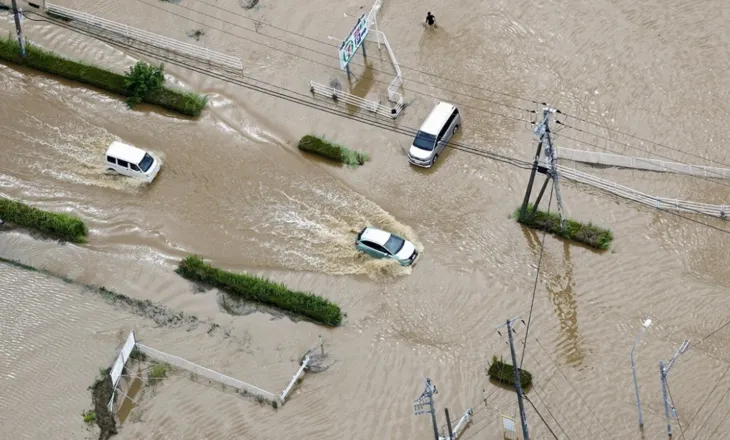 VIDEO/Katastrofë natyrore në Japoni, të paktën 6 të vdekur nga stuhitë dhe përmbytjet, evakuohen mbi 230 mijë persona!