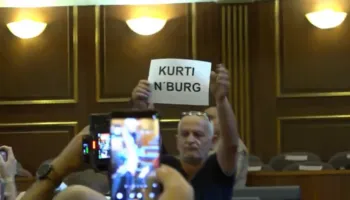 VIDEO/ ‘Kurti n’burg’, emigranti proteston ndryshe brenda sallës së Kuvendit të Kosovës, ia heqin parullën nga duart