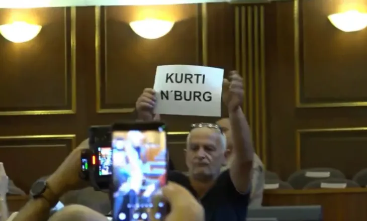 VIDEO/ ‘Kurti n’burg’, emigranti proteston ndryshe brenda sallës së Kuvendit të Kosovës, ia heqin parullën nga duart