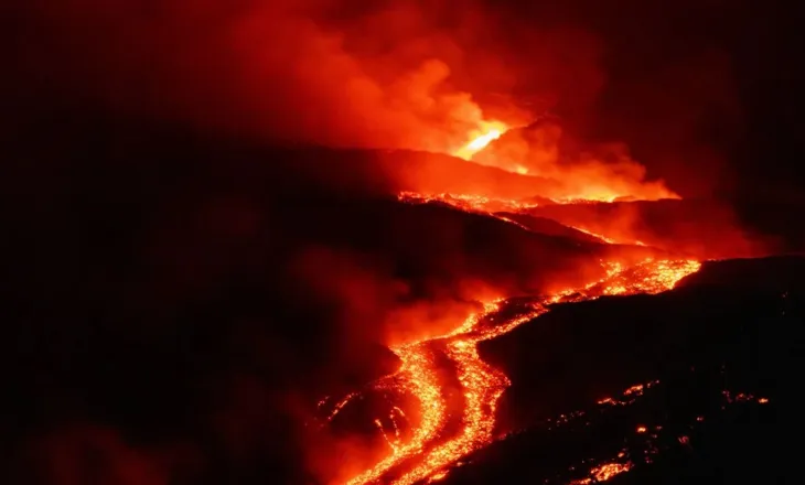 VIDEO/ Lumenjtë e llavës së Etnës trembin Siçilinë, reja vullkanike dhe tonelata hi pushtojnë Mesdheun! Pezullohen fluturimet, shikoni pamjet
