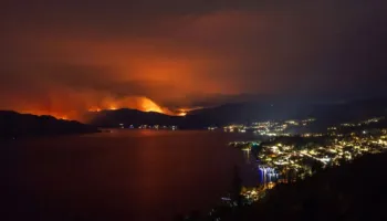 VIDEO/ Makthi i zjarreve në Kanada, mbi 20 mijë banorë të tjerë ikin, një i vdekur! Flakët po përhapen me shpejtësi