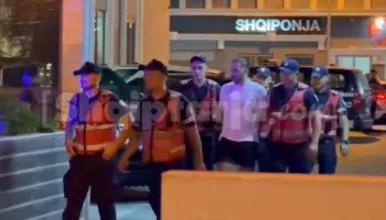 VIDEO / Me shapka me gisht dhe tuta të shkurtra, Ergys Agasi futet në Polici…