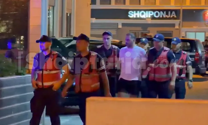 VIDEO / Me shapka me gisht dhe tuta të shkurtra, Ergys Agasi futet në Polici…