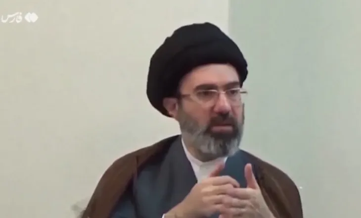 VIDEO/ Mediat iraniane publikojnë pamje të pashfaqura më parë të Mojtaba Khameneit, pas muajsh të tërë ‘zhdukjeje’!