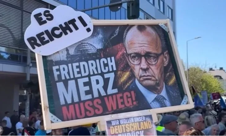 VIDEO/ “Merz duhet të largohet”- Protesta në Gjermani, 10 mijë qytetarë duan dorëheqjen e kancelarit, listë me 11 kërkesa! Rritet ekstremi i AFD-së