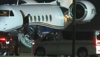 VIDEO/ Messi zbret i pikëlluar në Rosario për t’i dhënë lamtumirën e fundit babait! Momenti kur del kokëulur nga avioni bashkë me familjen