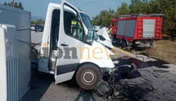 VIDEO/ Nënë e bir nga Shqipëria vdiqën në aksidentin tragjik në Greqi! Kamera e kamionit filmoi gjithçka…