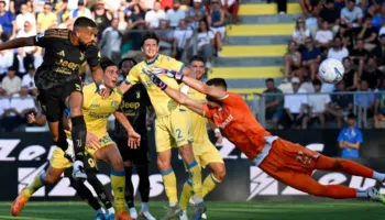 VIDEO: Një mbrojtës nderon Juventusin në pjesën e parë ndaj Frosinone