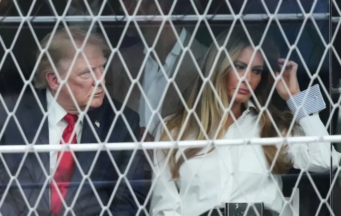 VIDEO/ “Nuk mund ta duroj më”- Lexuesi i buzëve zbulon se çfarë i tha Melania presidentit Trump gjatë eventit sportiv: Ndodhi dy herë…!