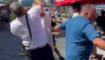 VIDEO/ Përleshje e dhunshme mes turistëve në Capri të Italisë, grushte, shkelma dhe karrige kokës! Shikoni pamjet e sherrit