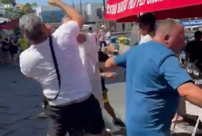VIDEO/ Përleshje e dhunshme mes turistëve në Capri të Italisë, grushte, shkelma dhe karrige kokës! Shikoni pamjet e sherrit